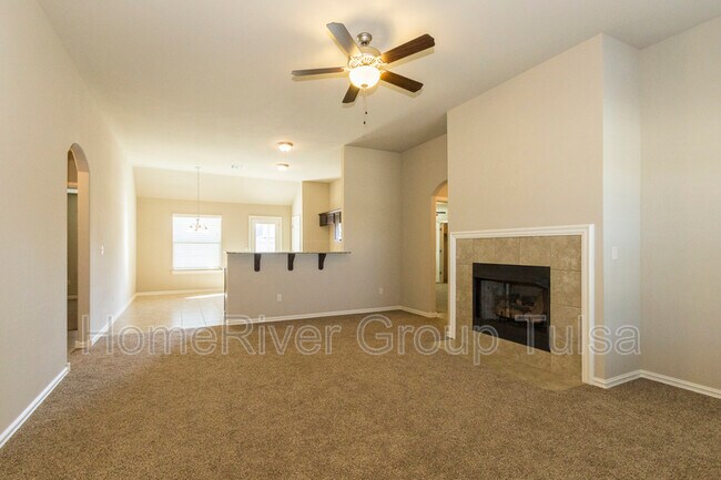 Building Photo - 13505 S Oak St