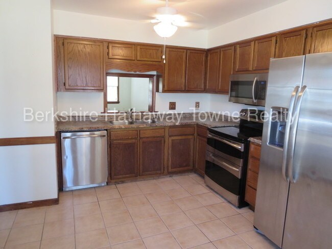 Building Photo - 4560 Marlwood Way
