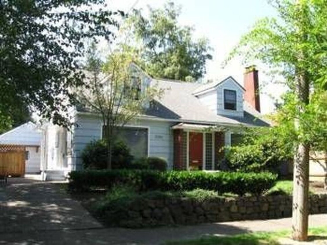 Primary Photo - Vintage Eugene Home in South Campus