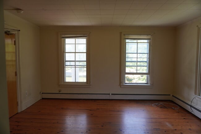 Building Photo - 1060 E Main St