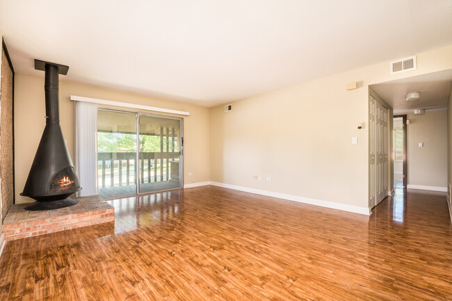 Foto del edificio - 6156 Knoll Way Dr