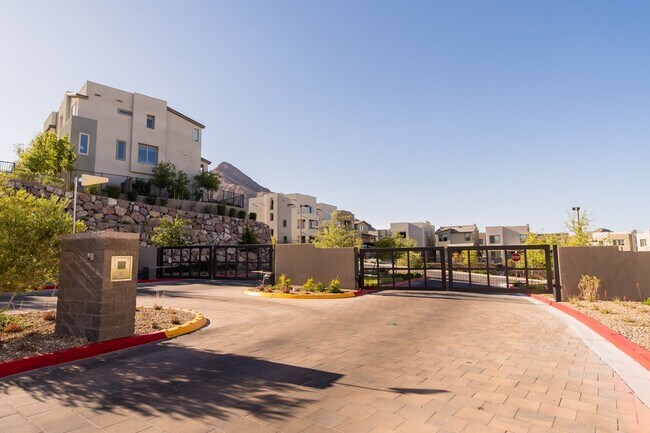Foto del edificio - NEW 4BR Oasis | Rooftop Deck, 2 Living Roo...
