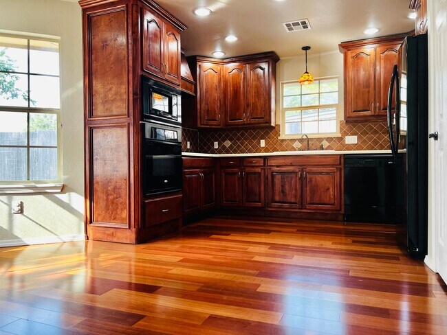 Foto del edificio - Gorgeous 3BD 2BA with Bonus Office Space in Del City!!