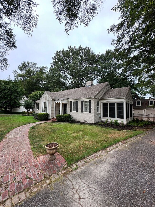 Foto del edificio - Gorgeous East Memphis Home with Sunroom in...