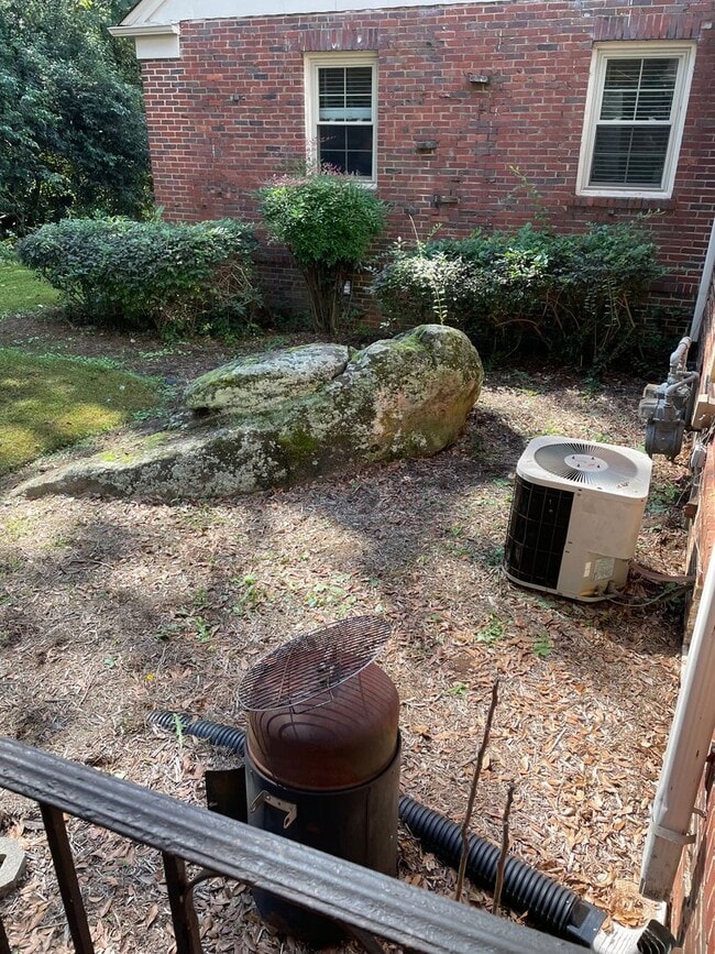 Building Photo - Downtown Greenville 1 bedroom Condominium