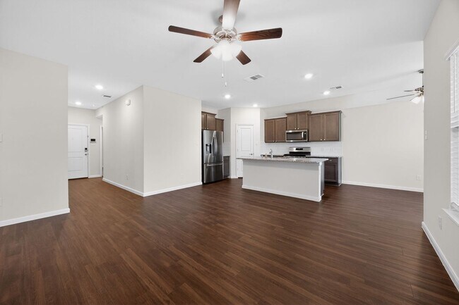 Foto del edificio - Beautiful Open-Concept Home with Washer/Dryer Included & Private Yard in Princeton