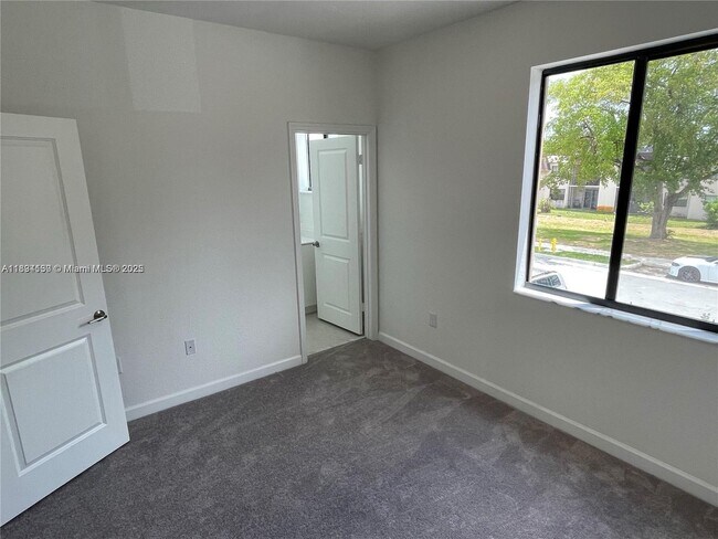 Foto del edificio - 883 NE 211th St