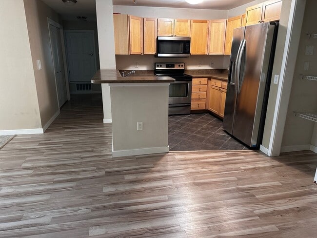 Building Photo - Spacious 2 bed 1 bathroom Condominium