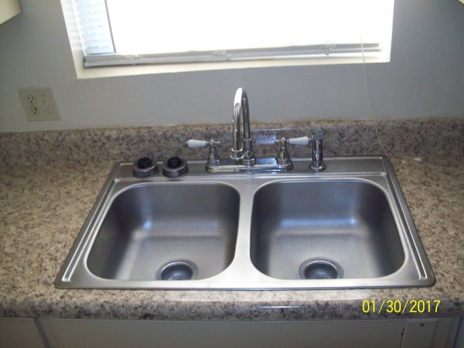 3 BR TH 2 1/2 BATH *KITCHEN SINK* - Quinn Court Apartments