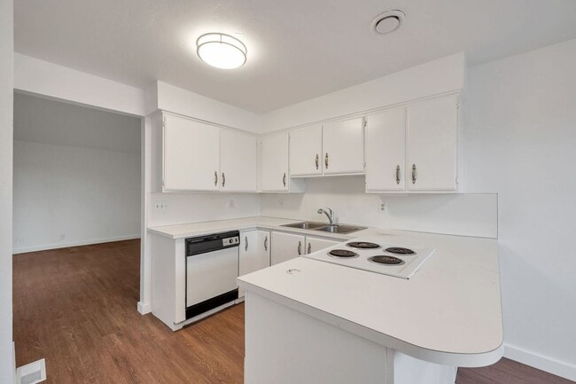 Foto del edificio - Newly Remodeled 2 Bed 1 Bath Duplex in West Valley