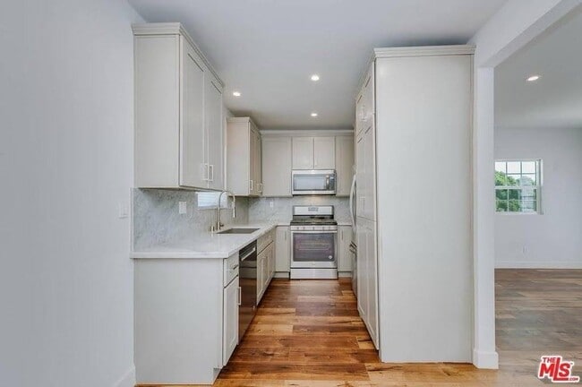 Building Photo - 5261 San Vicente Blvd