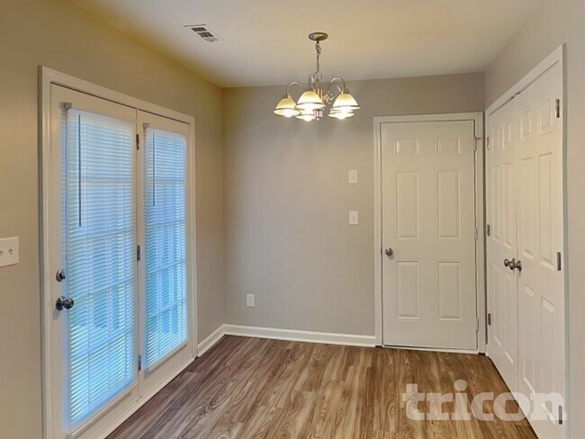 Foto del edificio - 5717 Henderson Oaks Dr