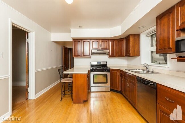 Building Photo - 2021 W Addison St