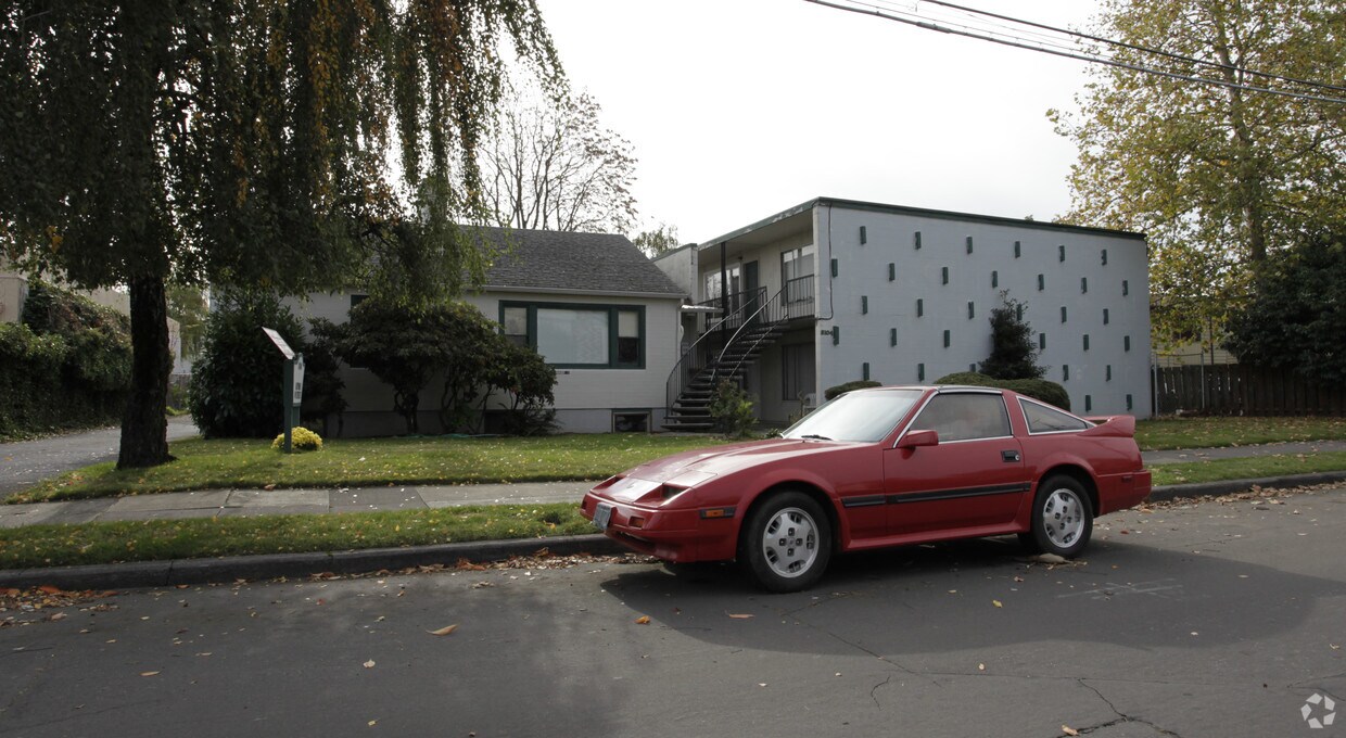 Raymond Apartments 81048110 SE Raymond St Portland, OR Apartments