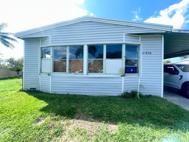 Foto del edificio - 21870 NW 1st St