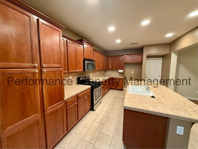 Foto del edificio - Stunning 4 Bed/3 Bath SW Bakersfield Home w/ Solar, RBP & $0 Deposit Option