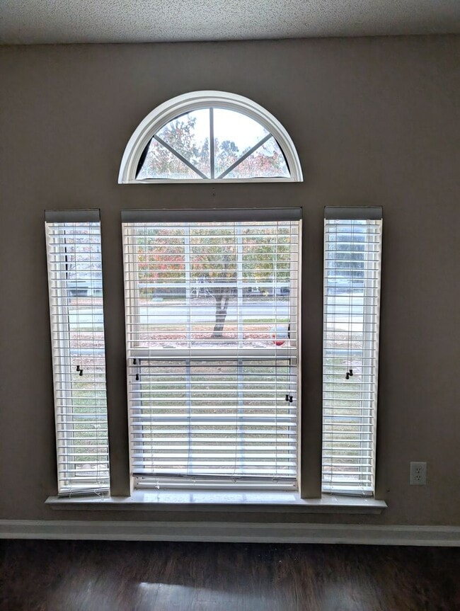 Building Photo - 100% Upgraded!  Minutes form I-485/Airport...