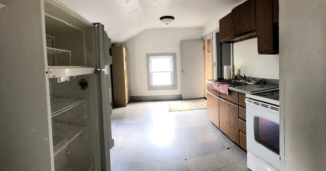 ¡Cocina GRANDE! Tiene mesa y sillas que no se muestran. - 1527 N Jackson St