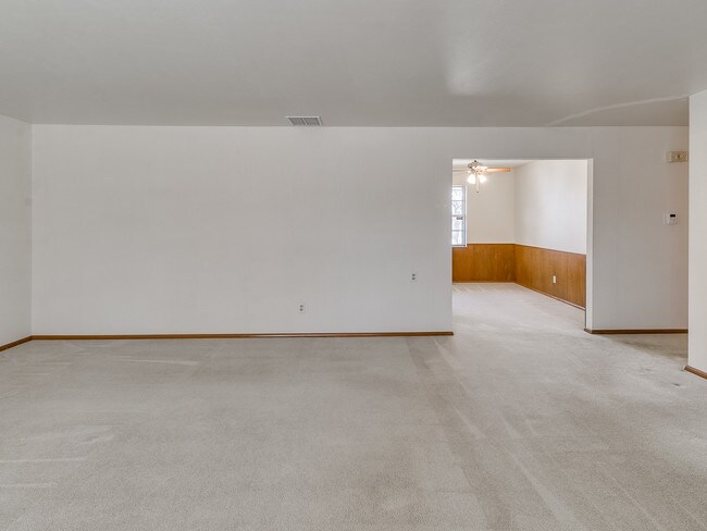 Building Photo - 3121 Lakeside Dr