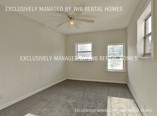 Building Photo - 1042 Underhill Dr