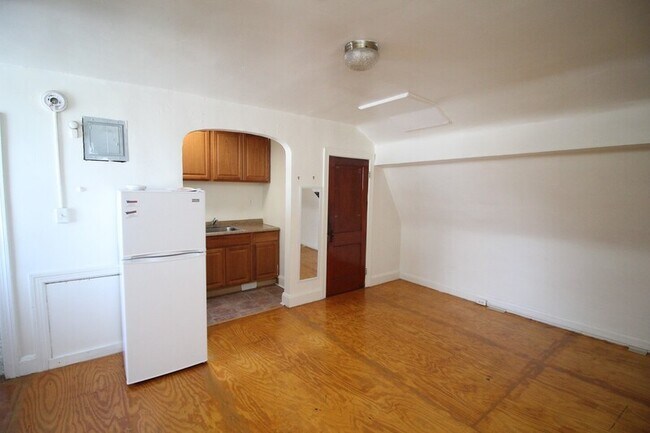 Building Photo - 6 E Preston St