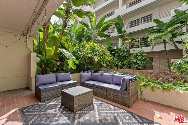 Building Photo - 1131 Alta Loma Rd