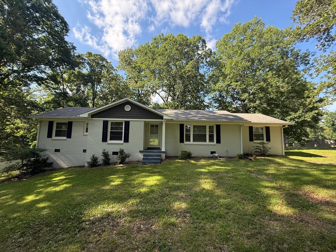 Foto principal - Beautifully updated, white-painted brick h...