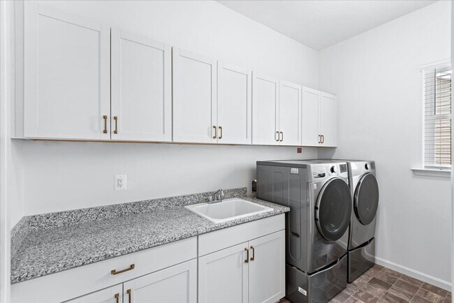 Building Photo - Luxury & Lifestyle with Main Level Living!