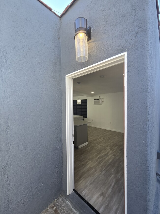 Foto del edificio - 1943 Claudina Ave