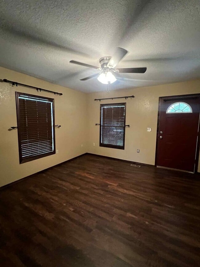 Building Photo - BEAUTIFUL 2 BEDROOM / 1 BATHROOM IN JOPLIN...