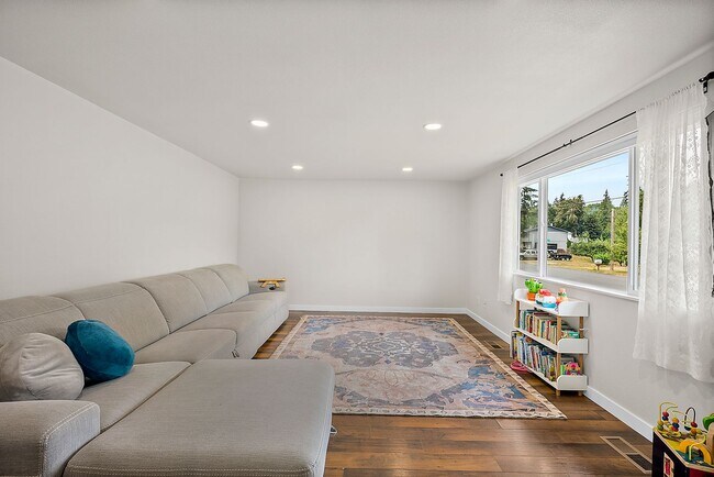 Foto del edificio - Woodland Creek Rambler on Corner lot with large yard