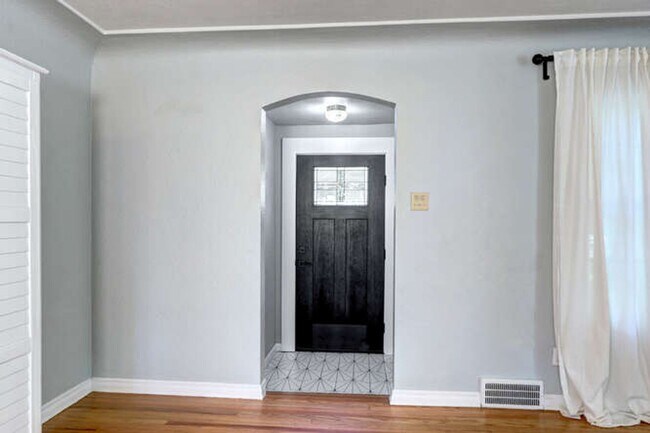 Building Photo - Beautiful 4 Bedroom 2 Bath Single Family H...