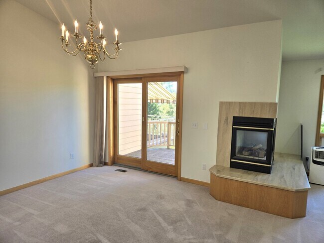 Building Photo - Move-in Ready!