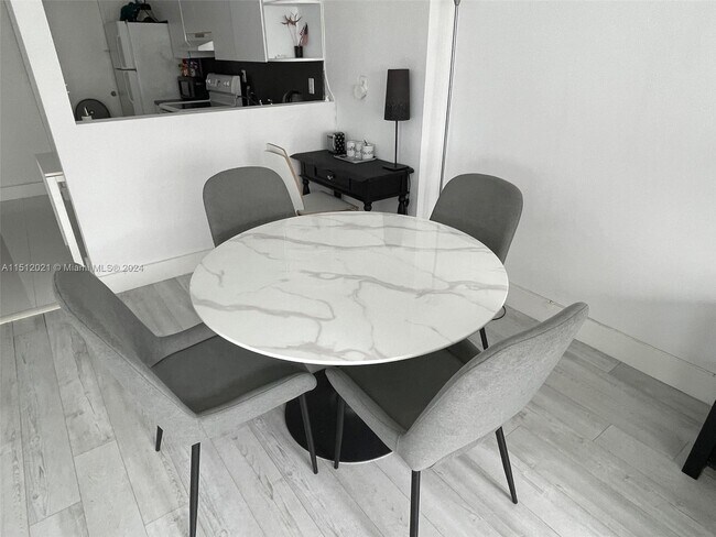 Foto del edificio - 100 Lincoln Rd