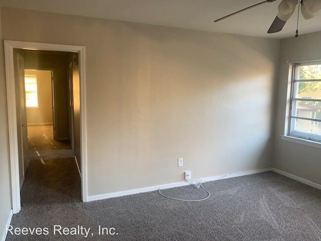 Building Photo - 3 br, 1 bath House - 1214 Oak Lane Circle W