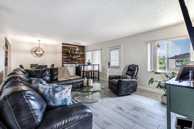 Foto del edificio - 334 Pine Ridge Cir