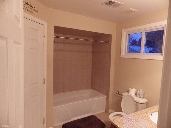 Building Photo - 3 br, 1 bath House - 5625 Meadow View St
