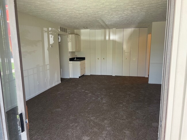 Building Photo - Courtview Garden Apartments