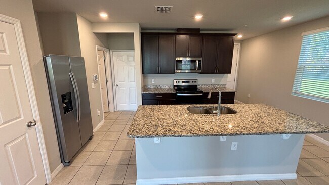 Building Photo - 3BR/2.5BA Corner Unit Townhouse in Greens ...