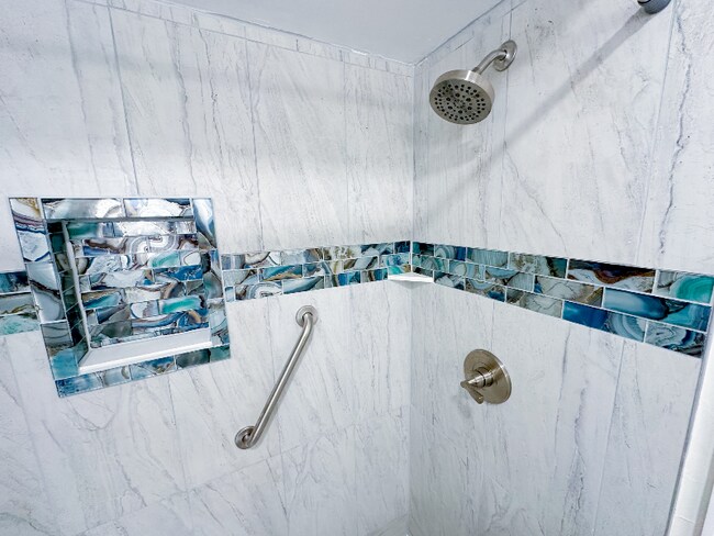 Foto del edificio - 2370 Leon Ave