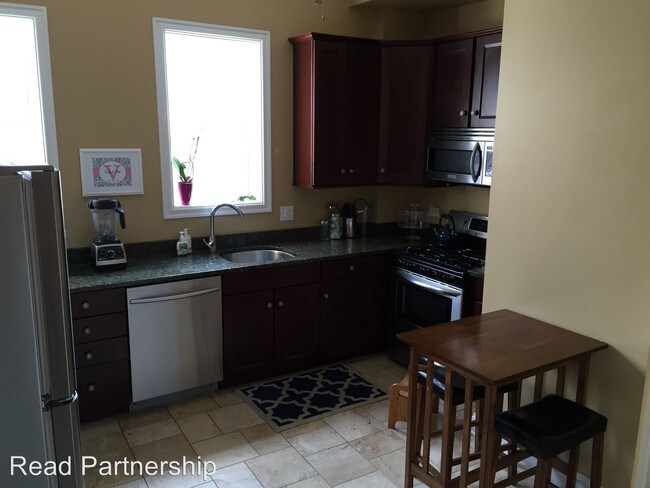 Building Photo - 1615 N Wood St