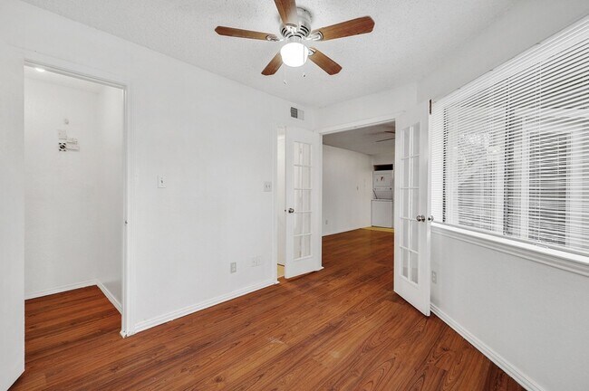 Foto del edificio - 9823 Walnut St