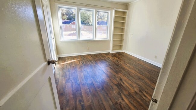 Foto del edificio - 4678 Bowen Ave