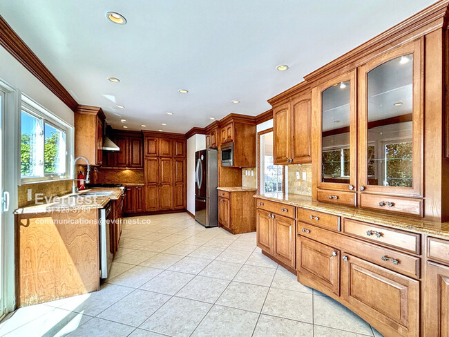 Building Photo - Stunning 5-Bedroom Home with Luxurious Fea...