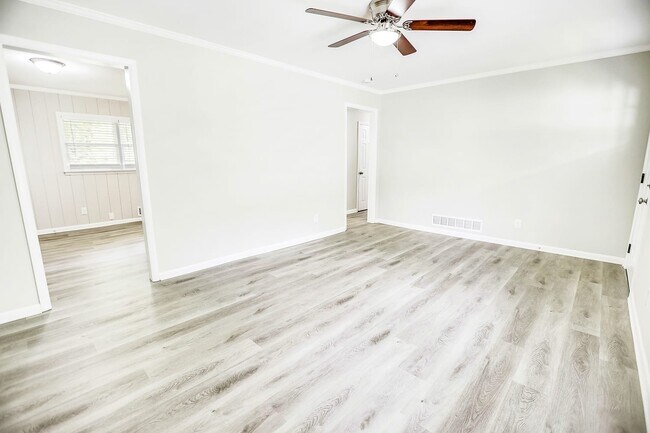 Building Photo - 3582 Highwood Dr Sw