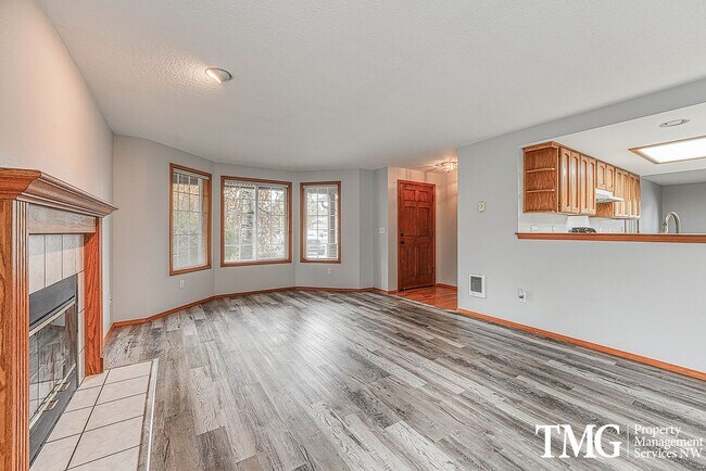 Building Photo - Bright 3 Bed 2 Bath Pet Friendly Ranch Hom...