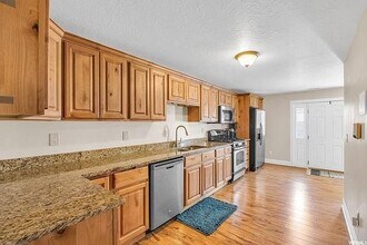Building Photo - 225 Hansen Ridge Dr