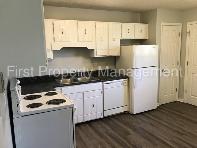 Building Photo - Beautiful Remodeled Duplex