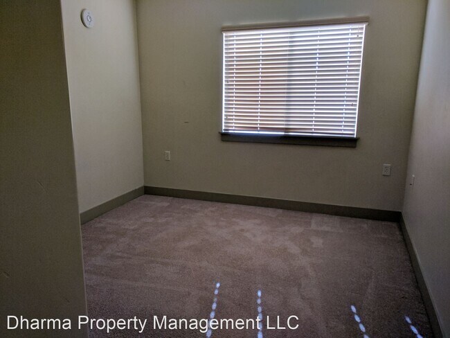 Building Photo - 67 200 N