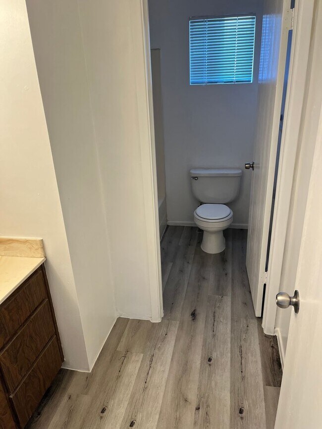 Building Photo - Larger Apartment in AJ! Winchester and 10t...
